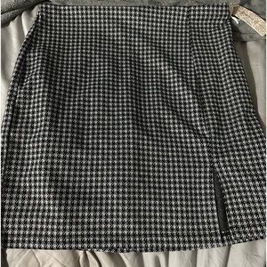 Houndsooth black gray skirt with a side slit juniors large